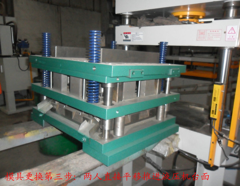 300X300集成吊顶生产设备